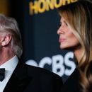 El presidente de Estados Unidos, Donald Trump, y la primera dama, Melania Trump, pasan por la alfombra roja en la 48va gala de premios del Kennedy Center, el domingo 7 de diciembre de 2025, en el John F. Kennedy Center for the Performing Arts en Washington. (AP Foto/Julia Demaree Nikhinson)