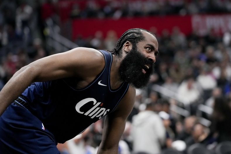 James Harden, base de los Clippers de Los Ángeles, reacciona t ras un disparo durante el partido del viernes 1 de marzo de 2024 ante los Wizards de Washington (AP Foto/Ryan Sun)