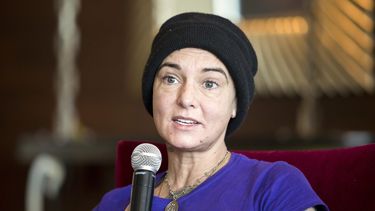 ARCHIVO - La cantautora irlandesa Sinead OConnor asiste a un evento de prensa durante el Festival de Primavera de Budapest en un hotel en Budapest, Hungría, el 22 de abril de 2015. OConnor murió por causas naturales el 26 de julio de 2023, dijo el martes 9 de enero de 2024 un forense de Southwark. OConnor tenía 56 años al morir. (Balazs Mohai/MTI via AP)