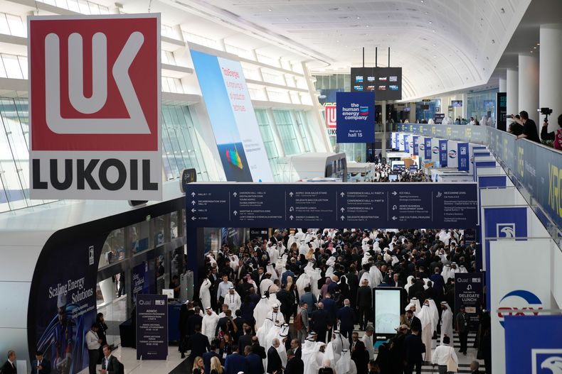 El logo de la compañía petrolera rusa Lukoil en una feria comercial en Abu Dabi, Emiratos Árabes Unidos, el 3 de noviembre del 2025. (AP foto/Altaf Qadri)