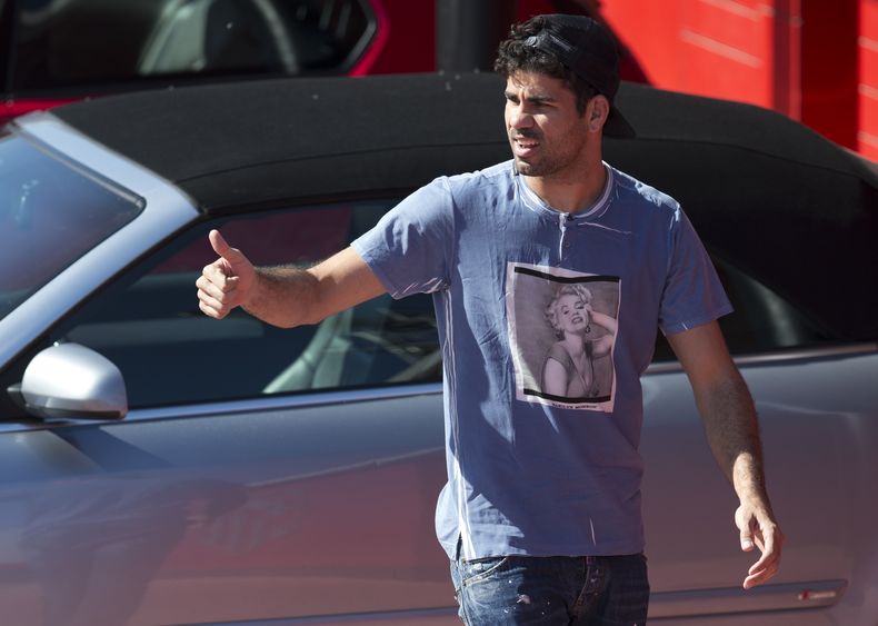 El jugador del Atl&eacute;tico de Madrid, Diego Costa, llega al centro de entrenamiento del club el martes, 8 de abril de 2014, en Madrid. (AP Photo/Paul White)