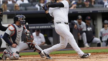 Anthony Rizzo, de los Yankees de Nueva York, sigue su movimiento después de batear cuadrangular de tres carreras en la tercera entrada del juego de béisbol en contra de los Tigres de Detroit, el sábado 4 de mayo de 2024, en Nueva York. (AP Foto/Mary Altaffer)