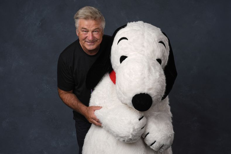 Alec Baldwin, a la izquierda, y una persona vestida como el personaje Snoopy de Peanuts posan para un retrato para promocionar el 75º aniversario de Peanuts durante la Comic-Con International el jueves 24 de julio de 2025 en San Diego. (Foto AP/Chris Pizzello)