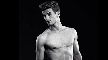 americateve | El jugador venezolanoChristian Santos tal vez no sea una estrella del fútbol, pero al menos lo aparenta gracias a su gran parecido con el astro inglés David Beckham.