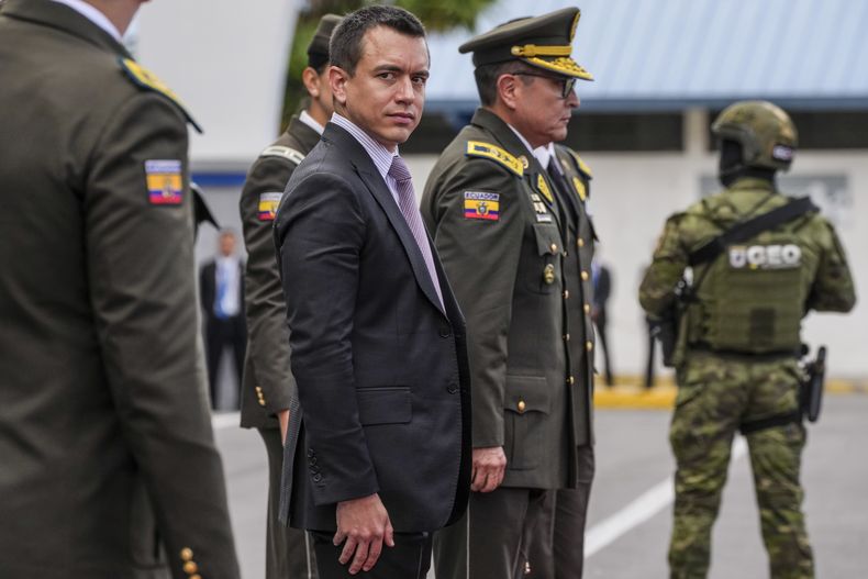 El presidente de Ecuador, Daniel Noboa, en una ceremonia de entrega de equipamiento a la policía, en la escuela policía General Alberto Enríquez Gallo en Quito, Ecuador, el lunes 22 de enero de 2024. (AP Foto/Dolores Ochoa)