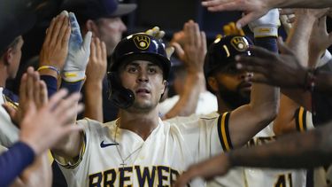 Sal Frelick, de los Cerveceros de Milwaukee, festeja en la cueva luego de batear un jonrón de tres carreras en el sexto capítulo del juego del jueves 3 de agosto de 2023, ante los Piratas de Pittsburgh (AP Foto/Morry Gash)