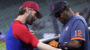 Bryce Harper, izquierda, de los Filis de Filadelfia, habla con el manager de los Astros de Houston, Dusty Baker Jr. (12), antes del juego del sábado 29 de abril de 2023, en Houston. (AP Foto/David J. Phillip)
