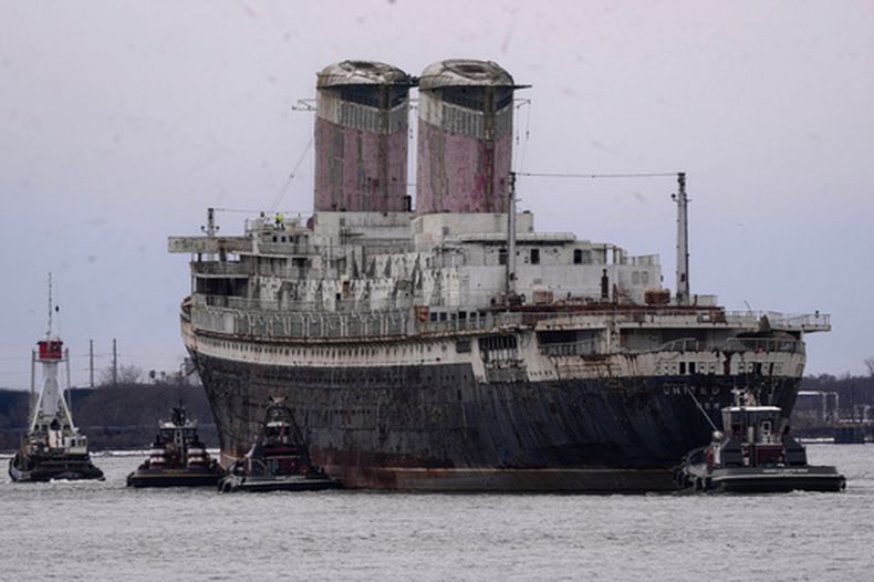 ARCHIVO - El SS United States es remolcado por el río Delaware entre Pensilvania y Nueva Jersey, desde Filadelfia, el miércoles 19 de febrero de 2025. (AP Foto/Matt Rourke, Archivo)