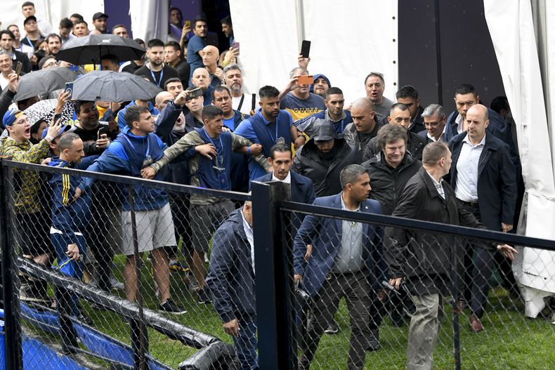 El presidente argentino Javier Milei (derecha) abandona el estadio de Boca Juniors tras votar en las elecciones del club, el domingo 17 de diciembre de 2023, en Buenos Aires. (AP Foto/Gustavo Garello)