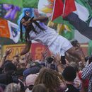 Bob Vylan salta hacia el público durante una actuación en el escenario West Holts, durante el Festival de Glastonbury en Worthy Farm, Somerset. Inglaterra, el sábado 28 de junio de 2025. (Ben Birchall/PA via AP)