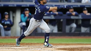 El panameño José Caballero, de los Marineros de Seattle, pega un elevado de sacrificio contra los Yanquis de Nueva York, en la tercera entrada del partido en Nueva York, el jueves 22 de junio de 2023. (AP Foto/Noah K. Murray)