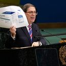 El ministro de Asuntos Exteriores de Cuba, Bruno Rodríguez Parrilla, muestra una fotografía de un medicamento durante un discurso el miércoles 28 de octubre de 2026, en la sede de Naciones Unidas. (AP Foto/Seth Wenig)