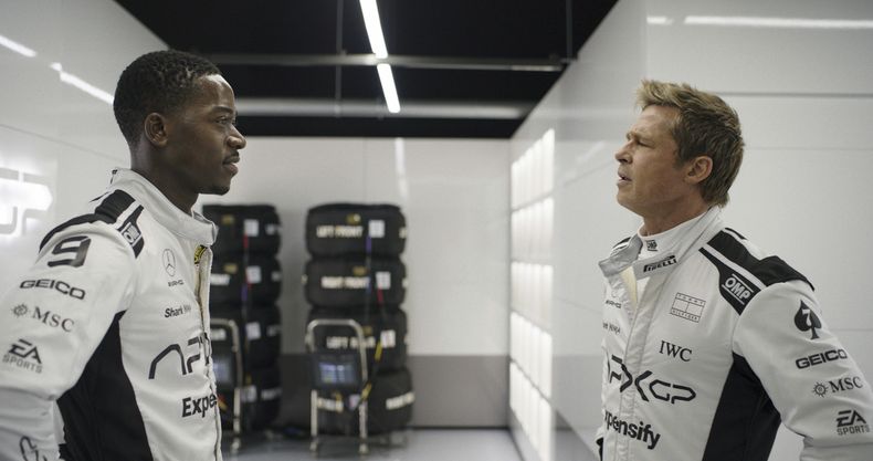 Esta imagen publicada por Apple TV+ muestra a Damson Idris como Joshua Pearce, a la izquierda, y Brad Pitt como Sonny Hayes en una escena de F1 The Movie. (Apple TV+ via AP)