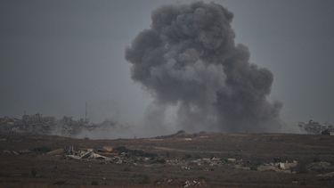El humo se eleva en el cielo tras un ataque del ejército israelí en el norte de la Franja de Gaza, visto desde el sur de Israel, el lunes 6 de octubre de 2025. (AP Foto/Leo Correa)