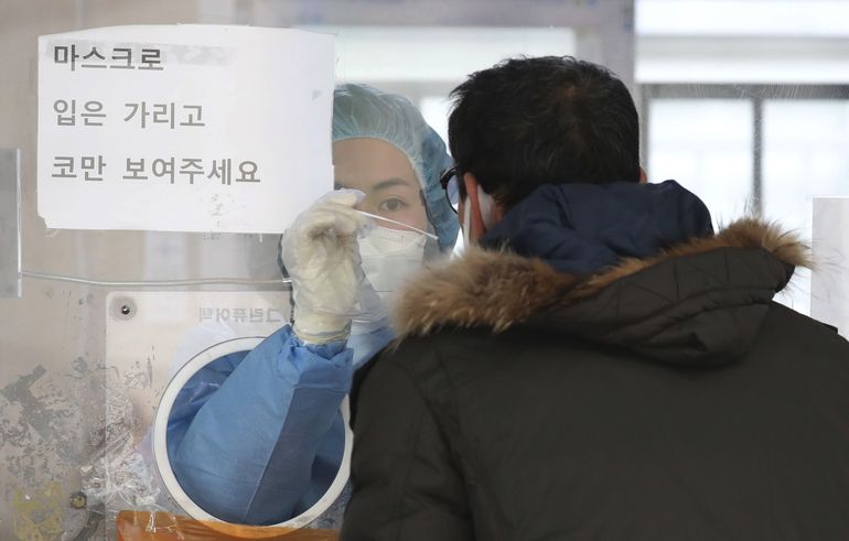 Surcorea bate récords diarios de casos y muertes por COVID