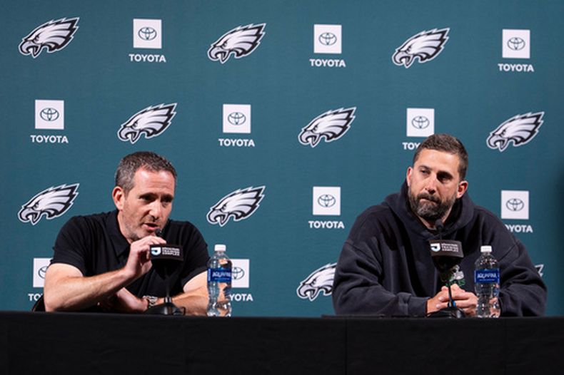 El vicepresidente y gerente general de los Eagles de Filadelfia Howie Roseman habla en conferencia de prensa junto al entrenador Nick Sirianni en las instalaciones de entrenamiento del equipo el martes 14 de abril del 2026. (AP Foto/Chris Szagola)