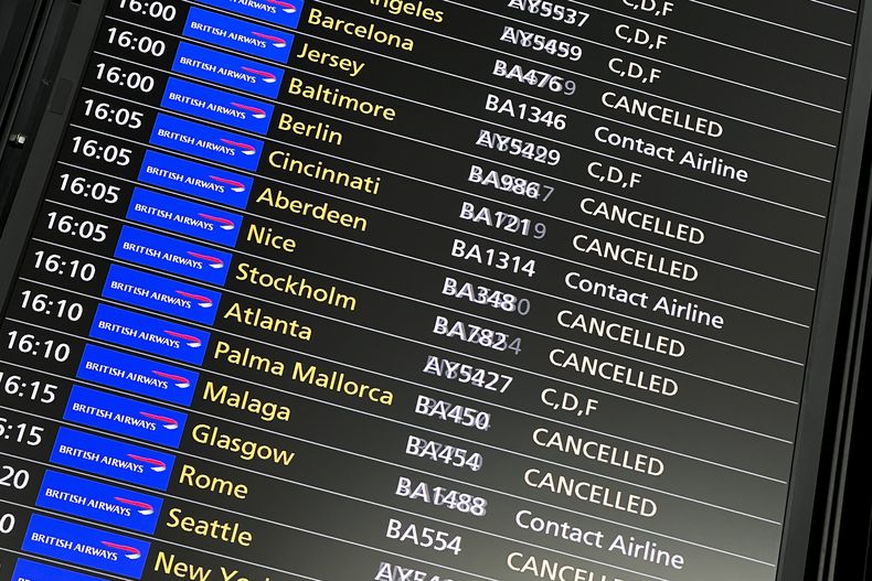 Una pantalla muestra vuelos cancelados o demorados en el Aeropuerto Heathrow de Londres el 28 de agosto de 2023.. (Foto AP /Alberto Pezzali)