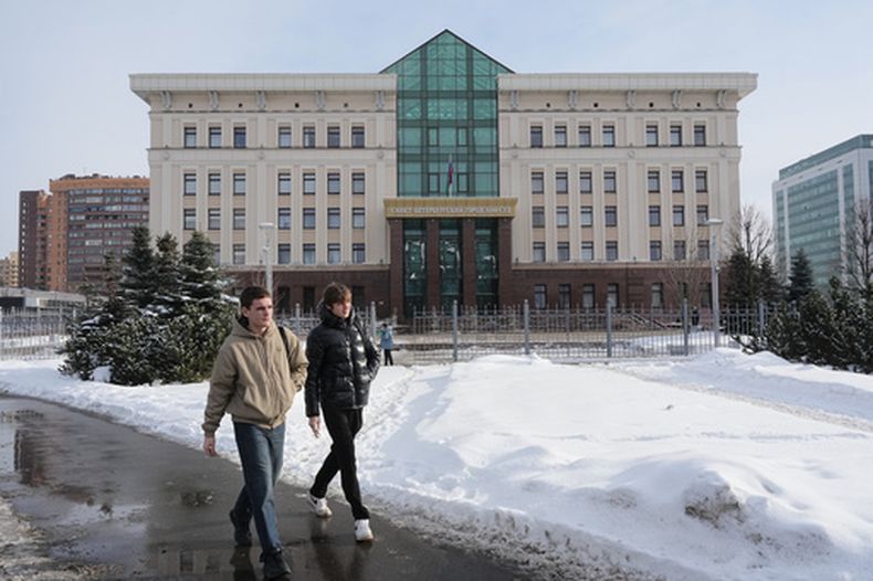 Vista del Tribunal Municipal de San Petersburgo, Rusia, el martes 24 de febrero de 2026, durante una sesión para decidir sobre la designación como extremistas de dos prominentes grupos defensore de los derechos LGBTQ+. (AP Foto)