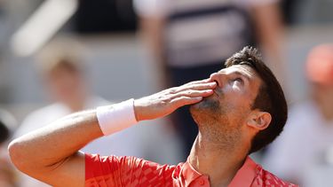 Novak Djokovic celebra tras derrotar a Aleksandar Kovacevic en la primera ronda del Abierto de Francia, el lunes 29 de mayo de 2023, en París. (AP Foto/Jean-Francois Badias)