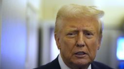 El presidente Donald Trump habla con los periodistas a bordo del Air Force One en ruta desde Miami a la Base Conjunta Andrews, Maryland, el lunes 27 de enero de 2025. (AP foto/Mark Schiefelbein)
