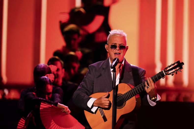 Alejandro Sanz durante su presentación en la 24a entrega anual del Latin Grammy en Sevilla, España, el jueves 16 de noviembre de 2023. (Foto José Bretón/Invision/AP)