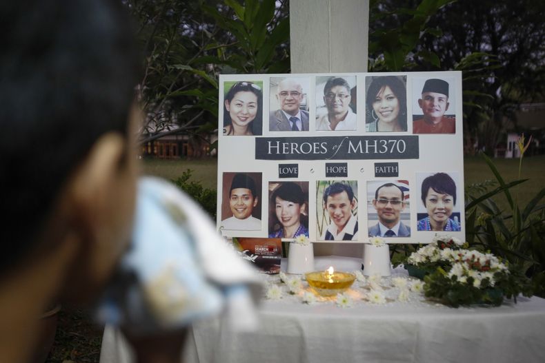 ARCHIVO - Un niño se limpia las lágrimas durante una oración especial el martes 8 de marzo de 2016 en Kuala Lumpur, Malasia, luego de que el vuelo 370 de Malaysia Airlines se estrelló en el océano. (AP Foto/Joshua Paul, Archivo)