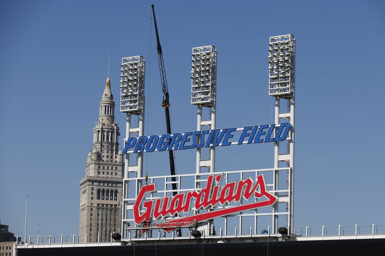 ARCHIVO - Los obreros instalan el letrero de los Guardianes de Cleveland en el estadio Progressive Field, el 17 de marzo de 2022, en Cleveland. (AP Foto/Ron Schwane)