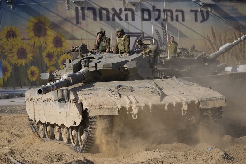 Soldados israelíes mueven un tanque en una zona próxima a la frontera con la Franja de Gaza, en el sur de Israel, el 15 de octubre de 2023. (AP Foto/Ohad Zwigenberg)