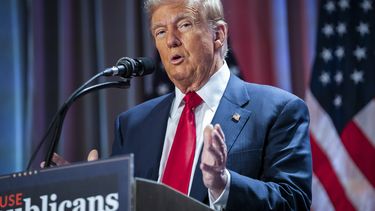 ARCHIVO - El presidente electo Donald Trump habla durante una reunión con los republicanos de la Cámara de Representantes, el 13 de noviembre de 2024, en Washington. (Allison Robbert/Foto vía AP, Archivo)