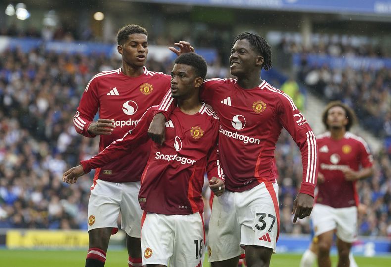 Amad Diallo del Manchester United celebra con sus compañeros tras anotar en el encuentro de la Liga Premier ante el Brighton el sábado 24 de agosto del 2024. (Gareth Fuller/PA via AP)