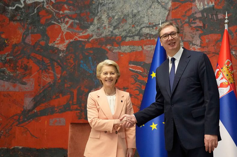 ARCHIVO - La presidenta de la Comisión Europea, Ursula von der Leyen, en el centro, estrecha la mano del presidente serbio, Aleksandar Vucic, en Belgrado, Serbia, el 25 de octubre de 2024. (AP Foto/Darko Vojinovic, Archivo)