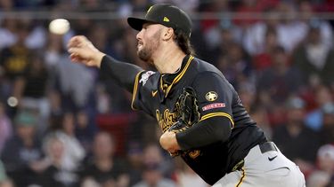 Paul Skenes, de los Piratas de Pittsburgh, hace un lanzamiento ante los Medias Rojas de Boston, el viernes 29 de agosto de 2025 (AP Foto/Mark Stockwell)