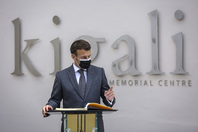 El presidente francés Emmanuel Macron habla al lado de libro de visitantes en el memorial para las víctimas del genocidio en Kigali, Ruanda, el 27 de mayo de 2021. (Foto AP/Muhizi Olivier)