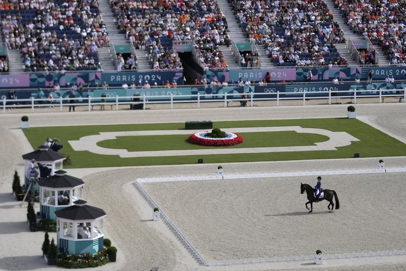 Vista de la competencia de doma en la equitación de los Juegos Olímpicos de París, el domingo 4 de agosto de 2024, en Versalles, Francia. (AP Foto/Mosaab Elshamy)