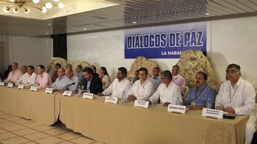 americateve | Representantes de la delegaci&oacute;n de negociadores del gobierno de Colombia, del centro a la izquierda, y representantes de las Fuerzas Armadas Revolucionarias de Colombia (FARC) a la derecha de la mesa, emiten un comunicado conjunto en La Habana, Cub