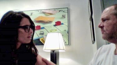 video muestra a weinstein acariciando a mujer durante junta