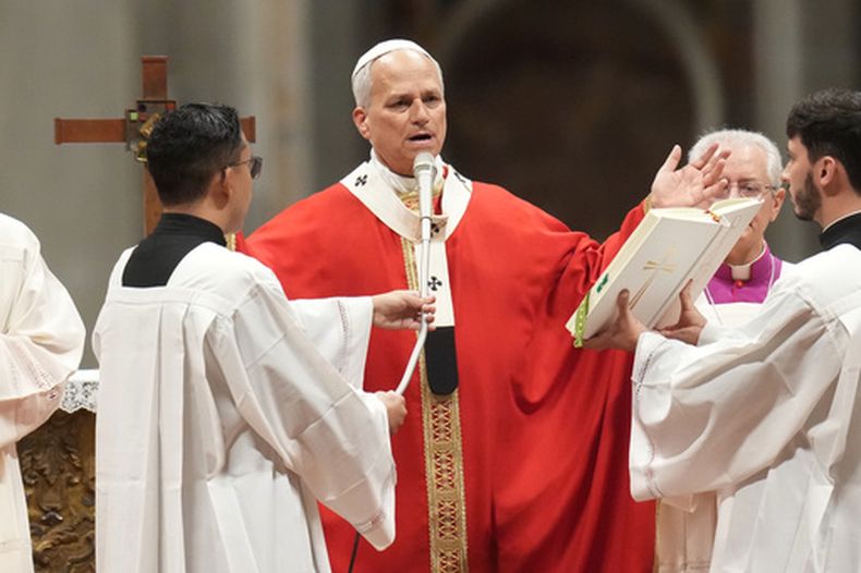 El papa León XIV celebra una misa en la Basílica de San Pedro, en el Vaticano, el jueves 8 de octubre de 2026, con motivo de la inauguración anual del curso académico de las universidades pontificias, acto que reúne a las 22 instituciones pontificias de Roma y a muchas otras de todo el mundo. (AP Foto/Gregorio Borgia)
