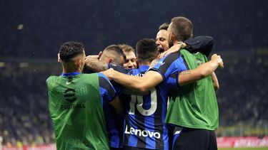 Los jugadores del Inter de Milán y el técnico Simone Inzaghi festejan la victoria sobre el Atalanta en la Serie A, el sábado 27 de mayo de 2023 (AP Foto/Antonio Calanni)