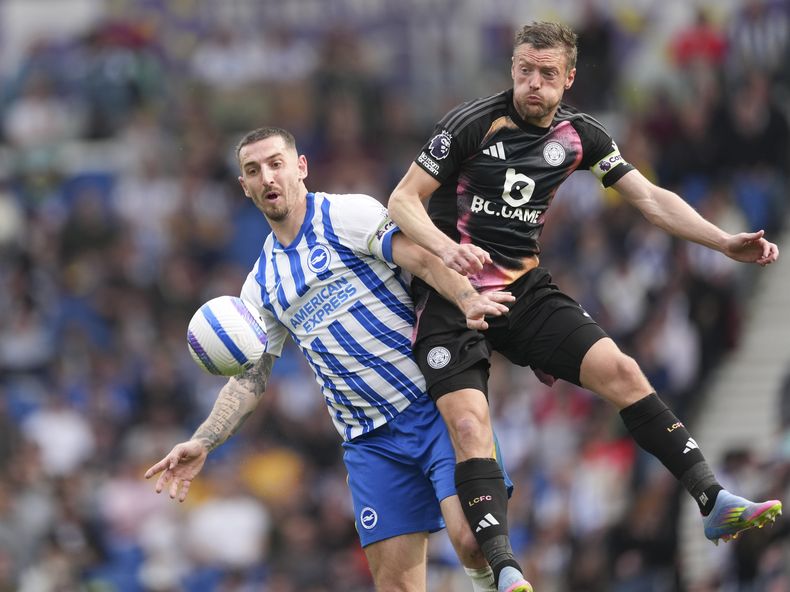 ARCHIVO - El inglés Jamie Vardy, de Leicester, a la derecha, y el inglés Lewis Dunk, de Brighton, pelean por el balón durante el partido de fútbol de la Liga Premier inglesa entre Brighton y Hove Albion y Leicester City, en Brighton, el sábado 11 de abril de 2025. (AP Photo/Dave Shopland, Archivo)