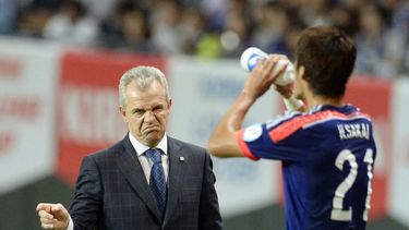americateve | El t&eacute;cnico de Jap&oacute;n Javier Aguirre le da indicaciones a un jugador durante el partido amistoso que los nipones perdieron 2-0 con Uruguay el 5 de septiembre del 2014 en Sapporo, Jap&oacute;n. (AP Photo/Kyodo News) JAPAN OUT