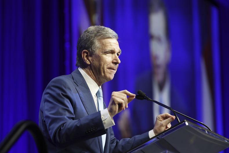 ARCHIVO - El gobernador de Carolina del Norte, Roy Cooper, habla en la cena de recaudación de fondos de Unidad Demócrata de Carolina del Norte, en Raleigh, Carolina del Norte, el sábado 20 de julio de 2024. (AP Foto/Karl B DeBlaker, Archivo)