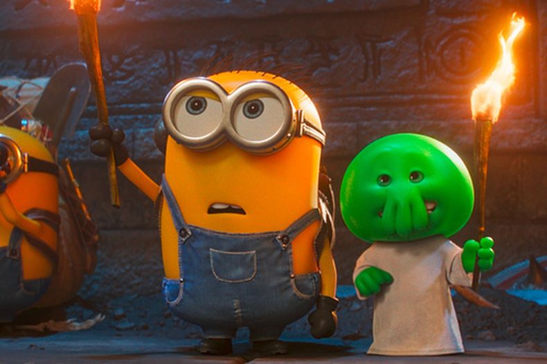 Esta imagen, difundida por Universal Pictures, muestra al minion Henry, con la voz de Pierre Coffin, a la izquierda, y a Goomi, con la voz de Trey Parker, en una escena de *Minions & Monsters*, de Illumination. (Universal Pictures via AP)