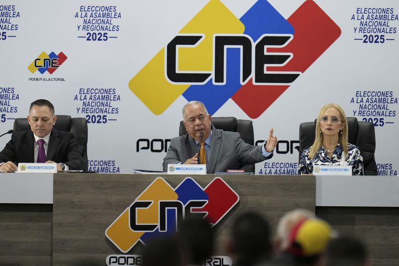 El presidente del Consejo Nacional Electoral (CNE), Elvis Amoroso (centro), habla durante la ceremonia de certificación de los ganadores de las elecciones a la Asamblea Nacional en el CNE en Caracas, Venezuela, el martes 27 de mayo de 2025. (Foto AP/Ariana Cubillos)