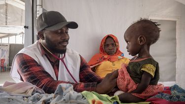 Un médico examina a un niño sudanés en medio de la hambruna en una clínica del grupo Médicos Sin Fronteras en Metche, Chad, cerca de la frontera con Sudán, el 6 de abril del 2024. (AP foto/Patricia Simone)