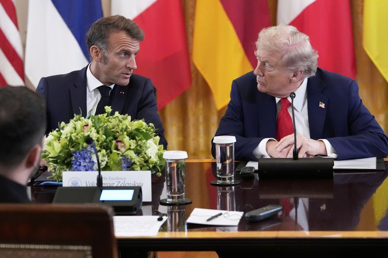 El presidente francés Emmanuel Macron y su homólogo estadounidense Donald Trump hablan durante una reunión en la Casa Blanca, en Washington, el lunes 18 de agosto de 2025. (AP Foto/Alex Brandon)