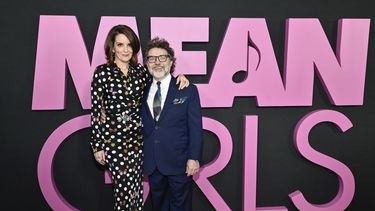 La guionista, actriz y productora Tina Fey, izquierda, y el productor ejecutivo Jeff Richmond asisten al estreno mundial de Mean Girls en el cine AMC Lincoln Square el lunes 8 de enero de 2024, en Nueva York. (Evan Agostini/Invision/AP)