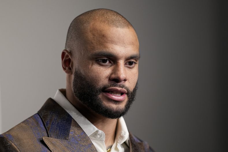 ARCHIVO - El quarterback Dak Prescott de los Cowboys de Dallas durante una rueda de prensa, el domingo 10 de diciembre de 2023, en Arlington, Texas. (AP Foto/Sam Hodde)