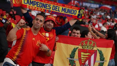 Hinchas de España en las gradas previo al partido contra Inglaterra en la Liga de Naciones de la UEFA, el sábado 26 de septiembre de 2026, en Londres. (AP Foto/Ian Walton)
