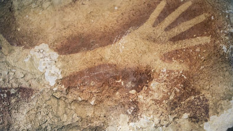 Esta foto sin fecha suministrada or la revista Nature muestra la impresi&oacute;n de una mano en una cueva en Indonesia. Las pinturas rupestres de Indonesia son tan antiguas como las famosas manifestaciones de arte prehist&oacute;rico en Europa, seg&uacut