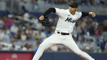 Jesús Luzardo (44) de los Marlins de Miami lanza ante los Tigres de Detroit, el domingo 30 de julio de 2023, en Miami. (AP Foto/Marta Lavandier)